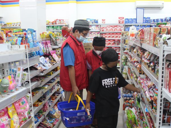 Berbagi Kebahagiaan Bersama Anak Yatim